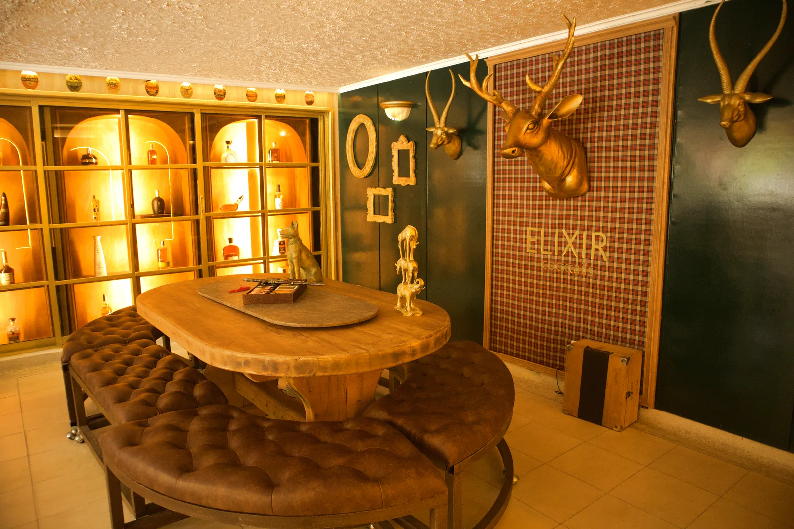 Bar cantina con vitrina iluminada y venado dorado