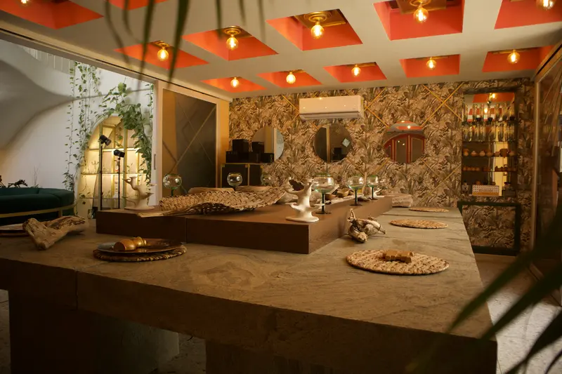 Detalle de la mesa del comedor con copas verdes