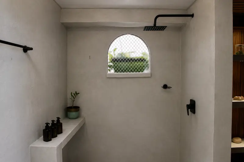 Ducha de obra con ventana en arco