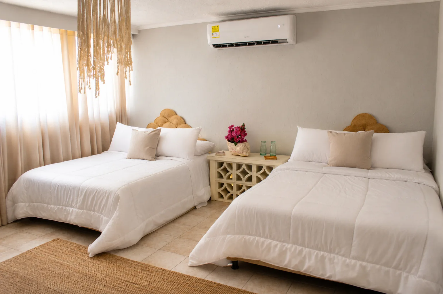 Habitación con dos camas y tonos arena
