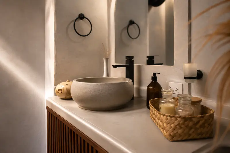Lavabo de piedra sobre mueble de madera