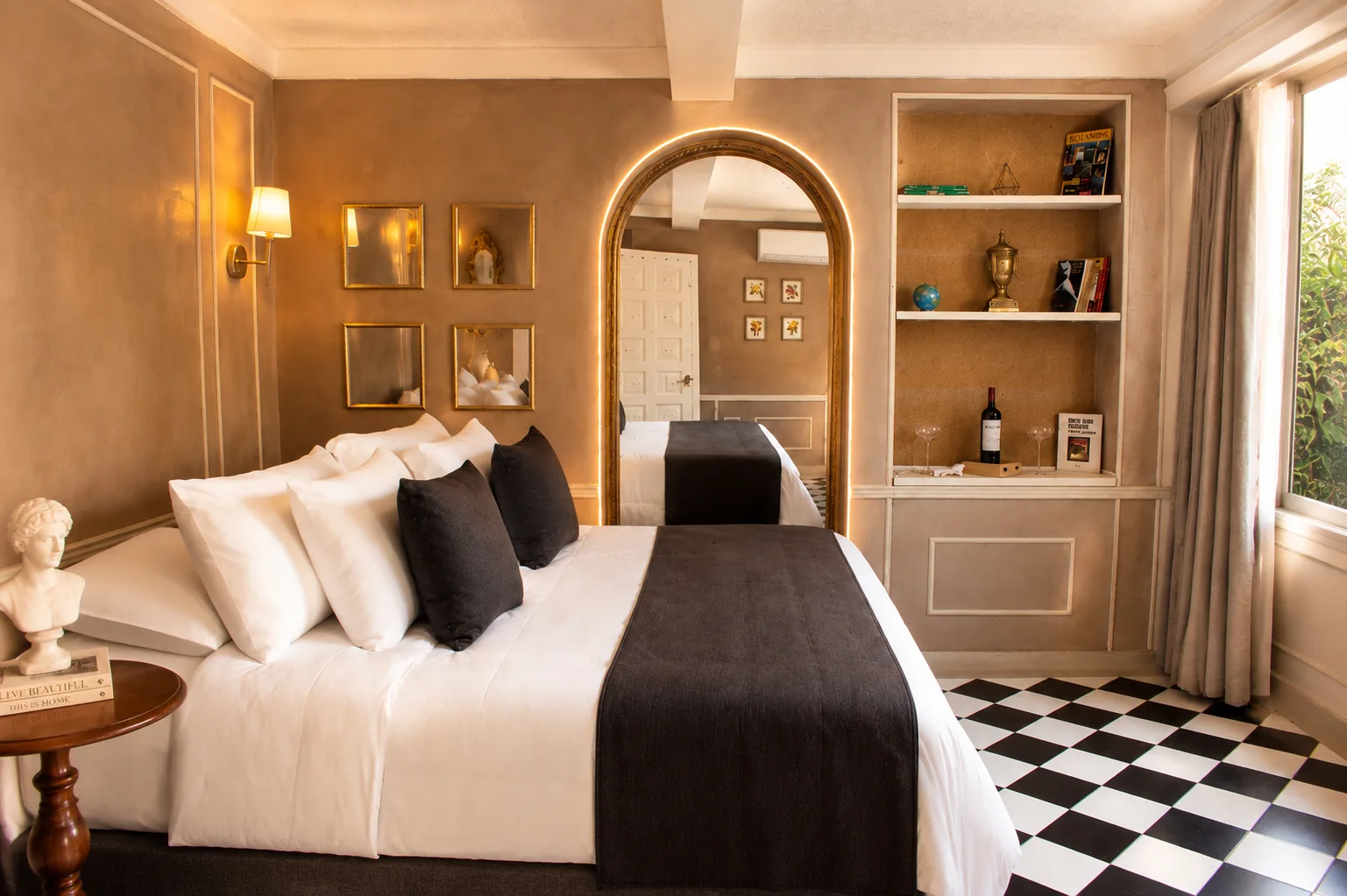 Habitación con piso ajedrez blanco y negro y molduras clásicas