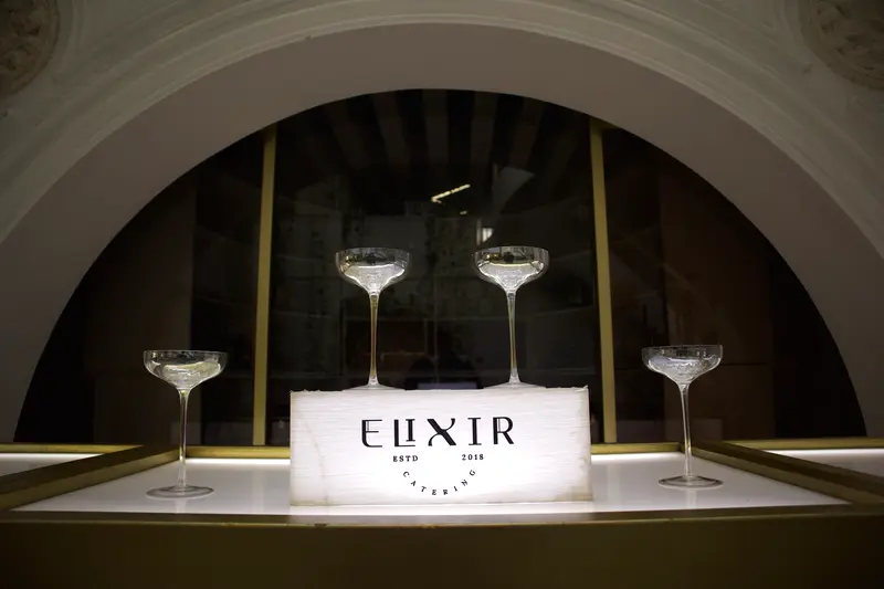 Copas Elixir bajo el arco