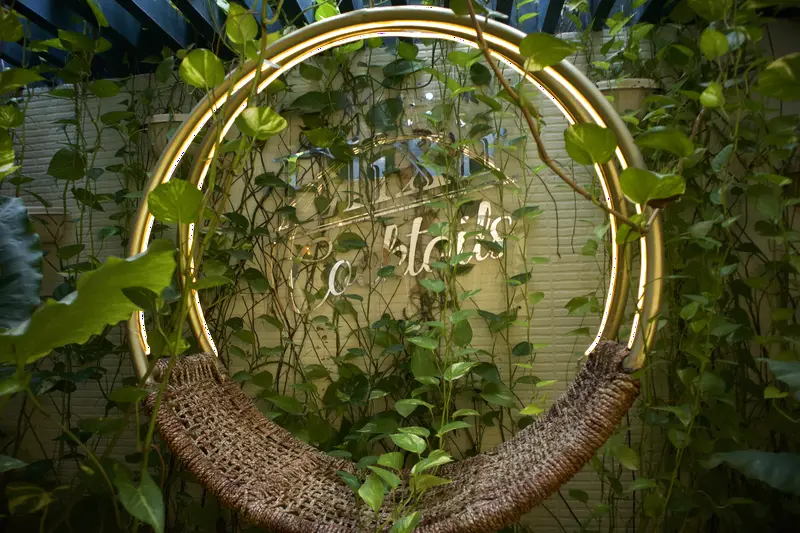 Columpio dorado entre plantas