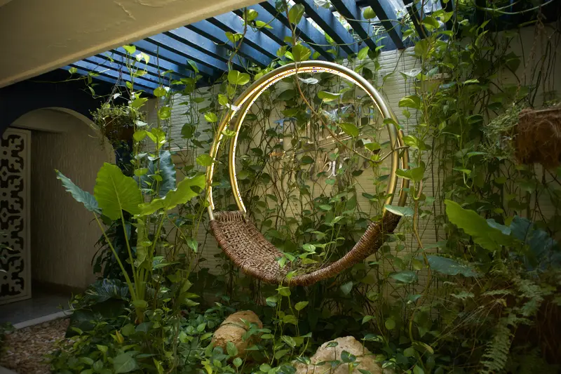 Columpio de aro dorado en el jardín interior